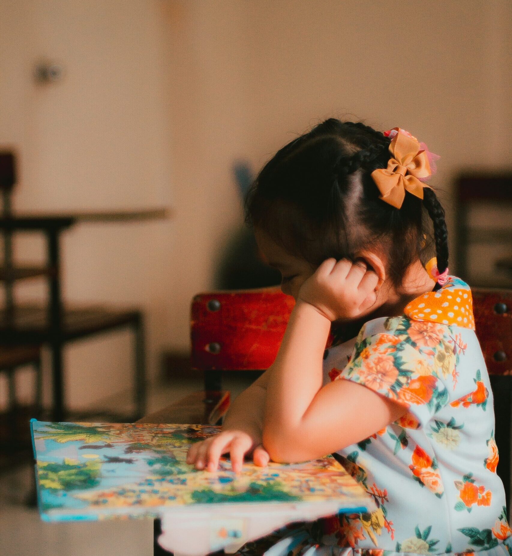 Junges Mädchen schaut Buch an