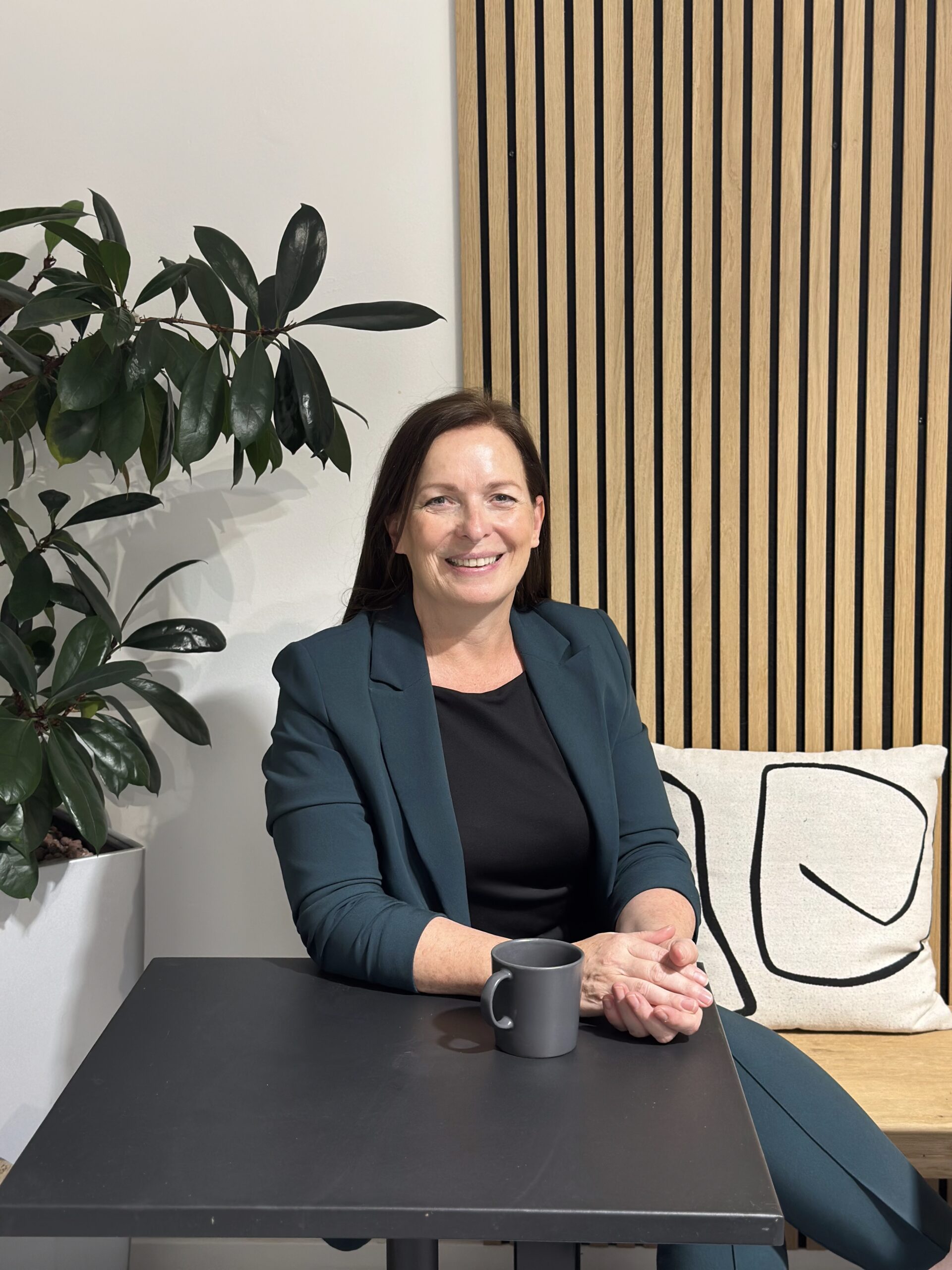 Sigrid Walter am Tisch