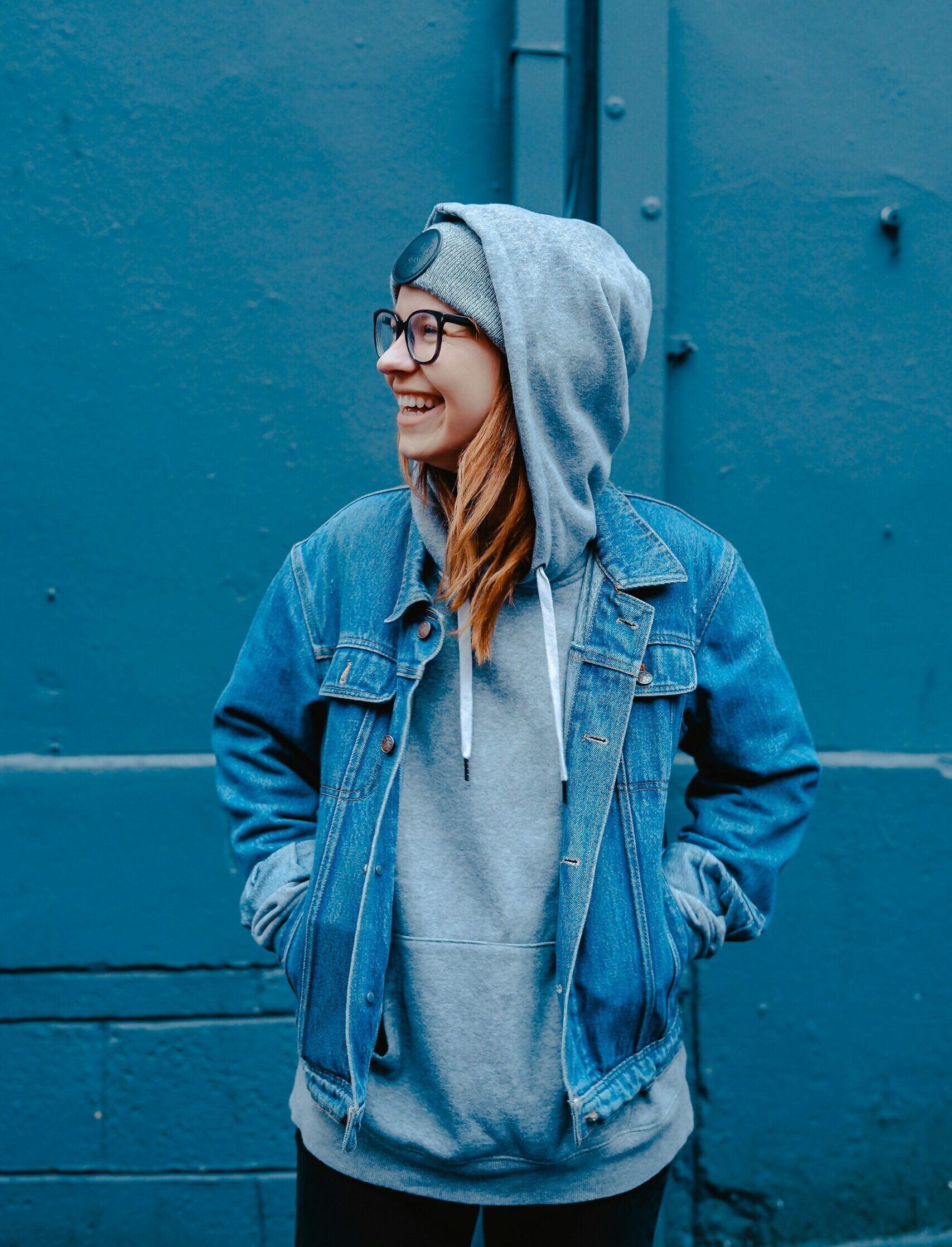 Frau schaut lachend zur Seite