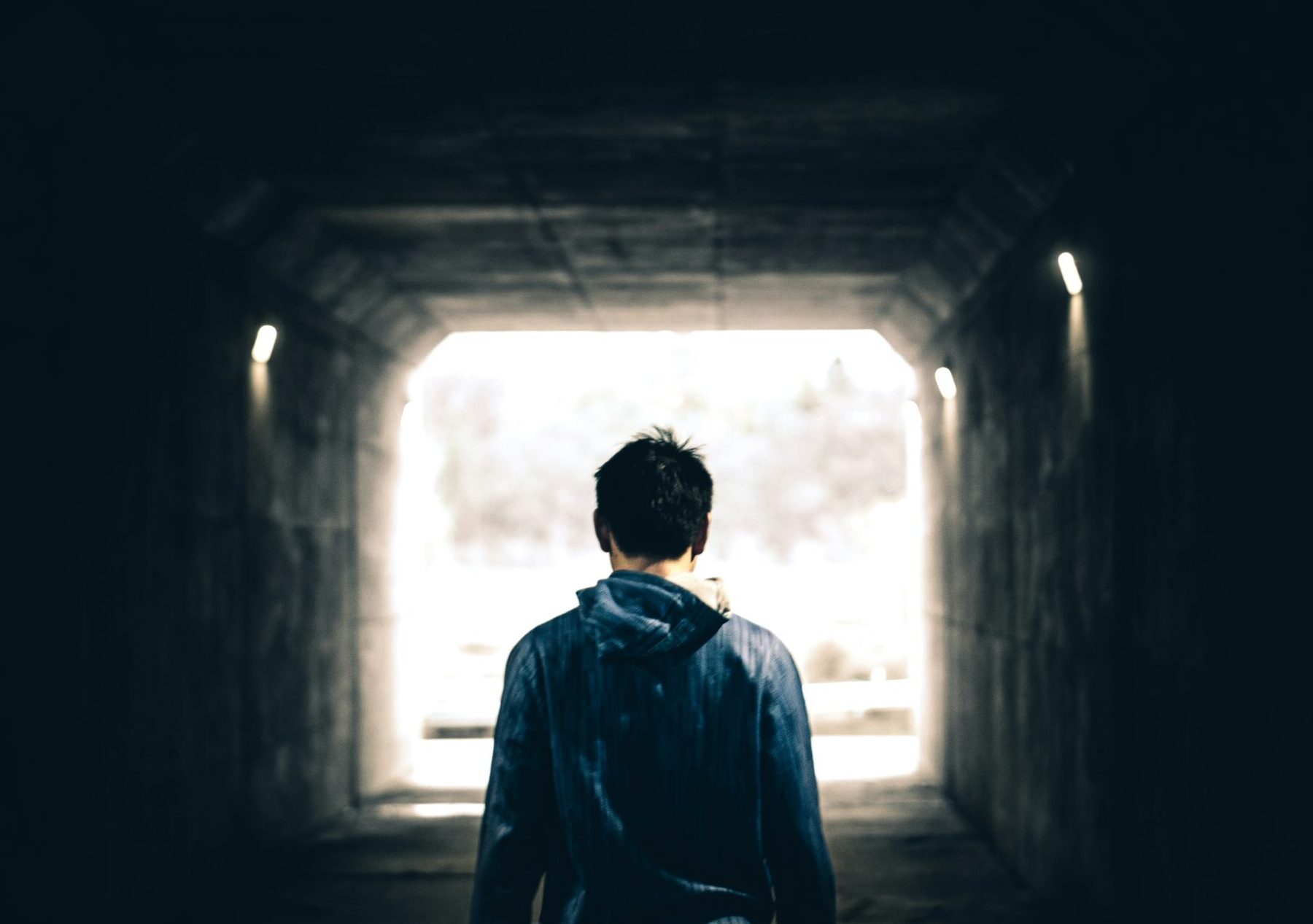 Jugendlicher von hinten in Tunnel